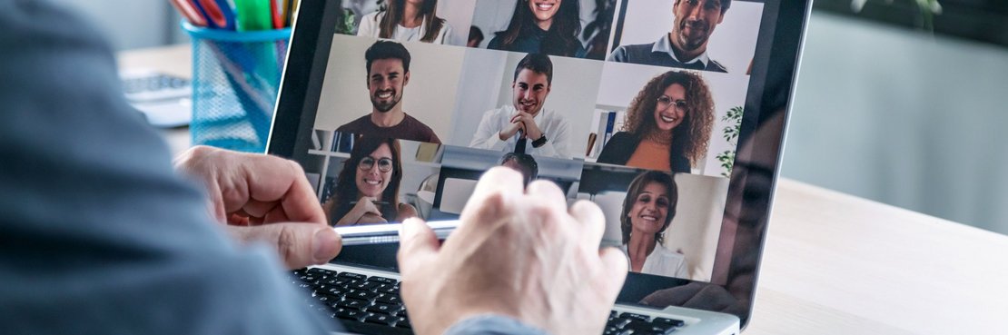 Digitales Meeting an einem Laptop