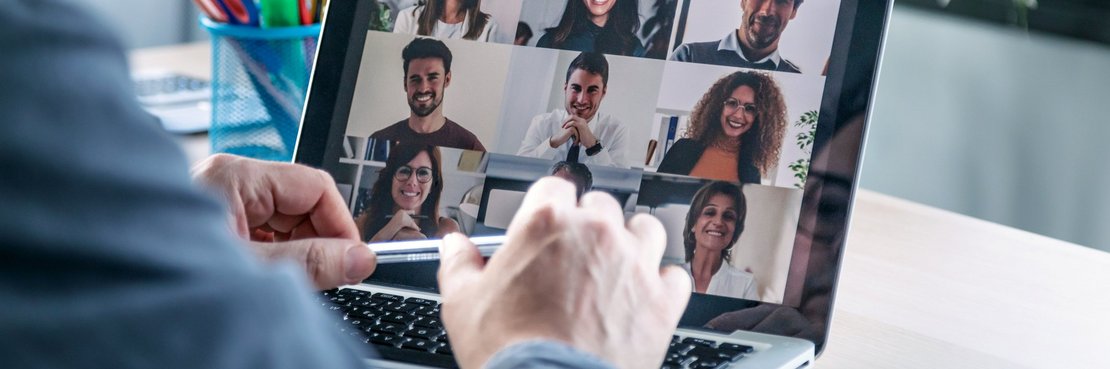 Digitales Meeting an einem Laptop