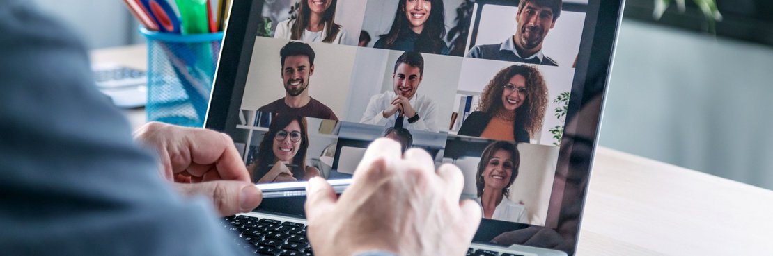 Digitales Meeting an einem Laptop