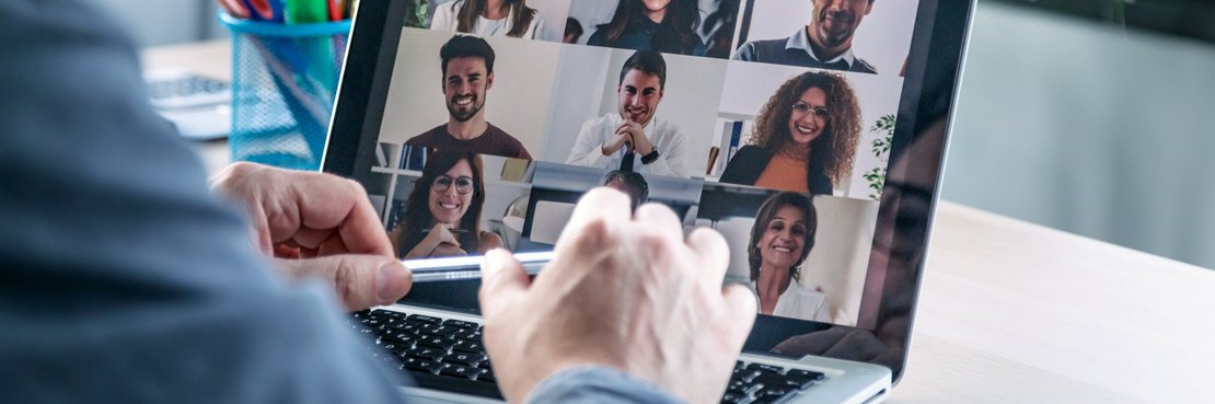 Digitales Meeting an einem Laptop