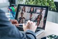 Digitales Meeting an einem Laptop
