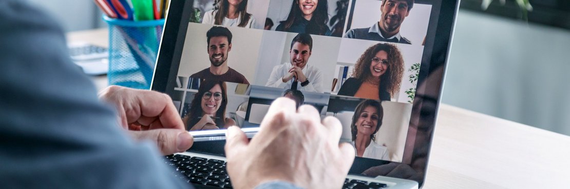 Digitales Meeting an einem Laptop