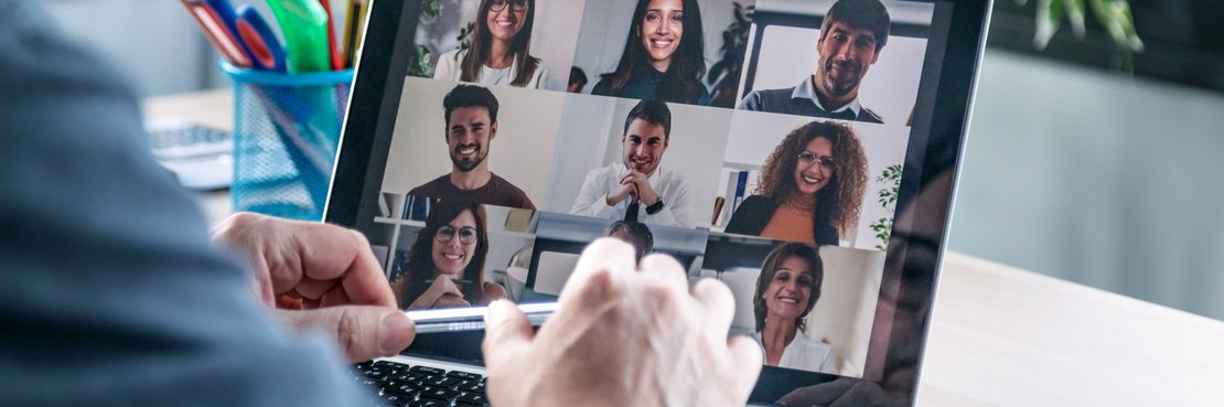 Digitales Meeting an einem Laptop