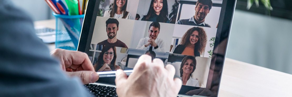 Digitales Meeting an einem Laptop