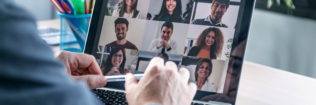 Digitales Meeting an einem Laptop