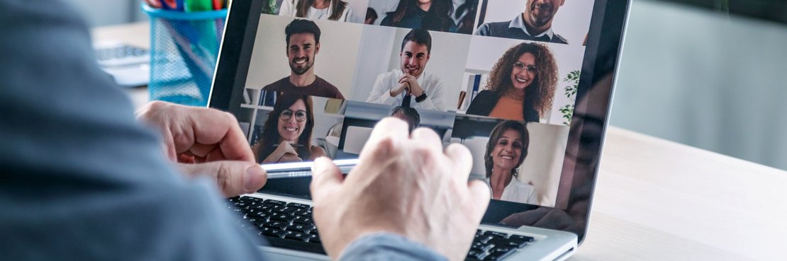 Digitales Meeting an einem Laptop